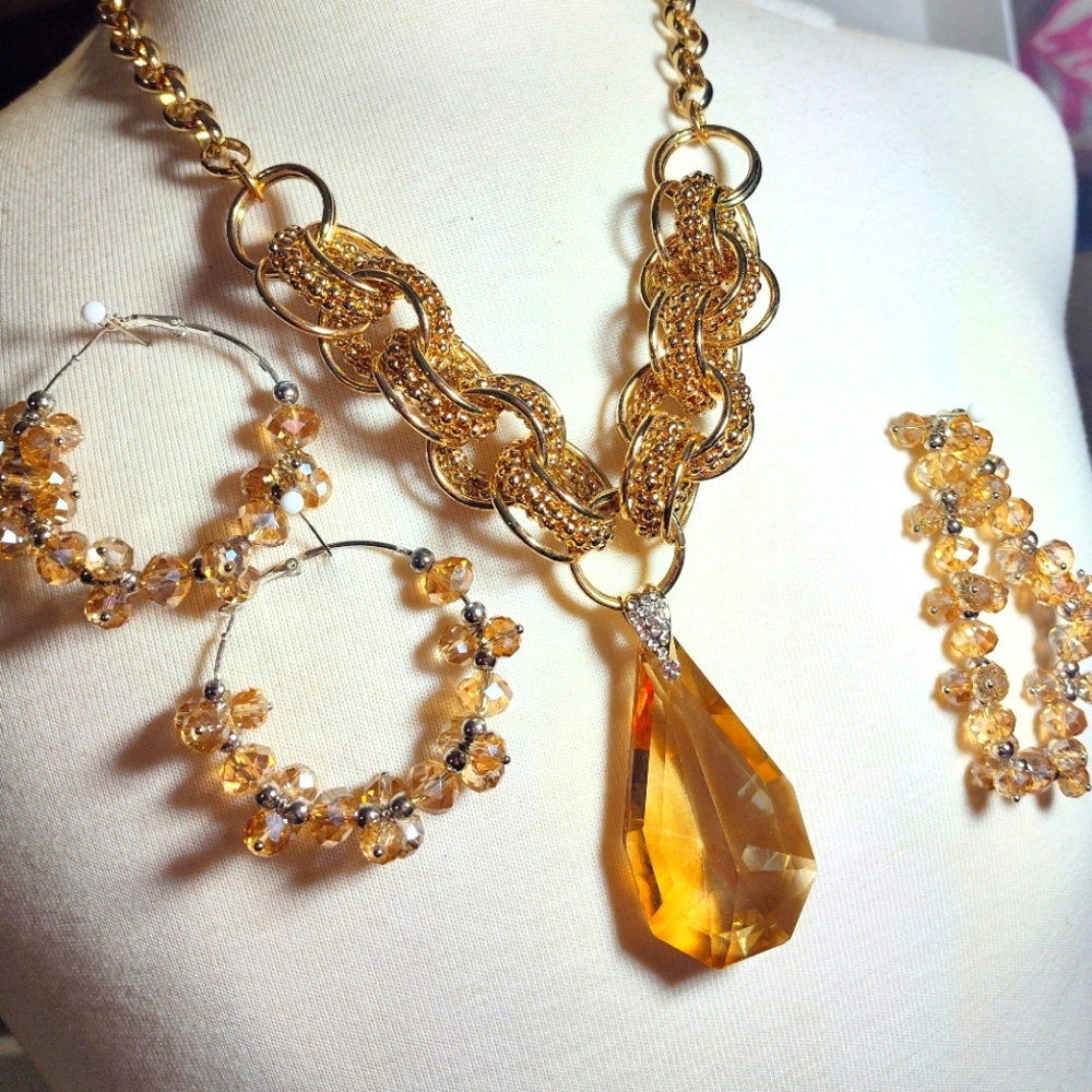 Signature Statement Gold Crystal Necklace Bracelet and Earring Set Nwot